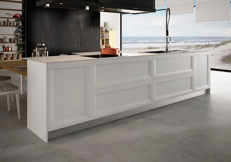 Cocina Etna Garbianti con isla y vistas al exterior
