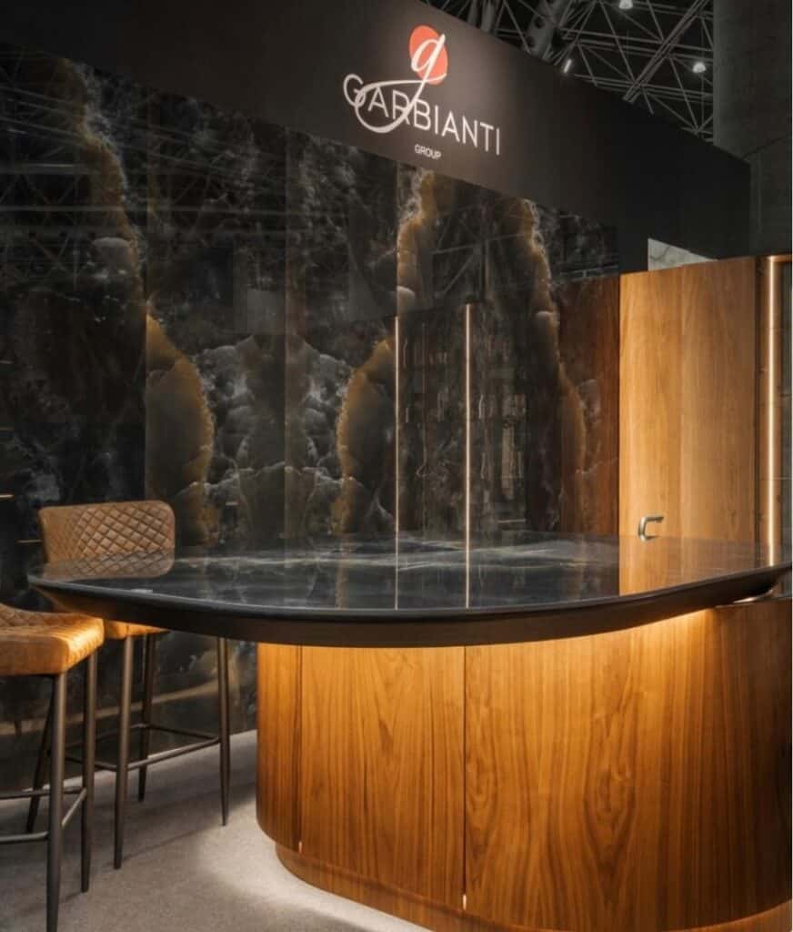 Isla curva en nogal del modelo Victoria en Espacio Cocina SICI 2026